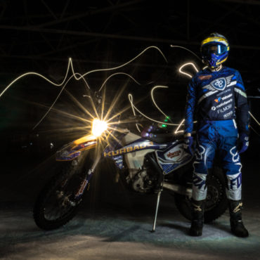Kurbads ledus hallē tiks veikts mēģinājums apvienot neapvienojamo – motosportu ar hokeju