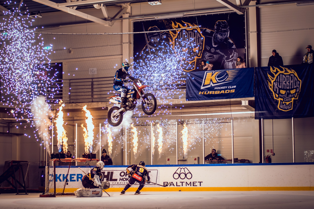 Andris Grīnfelds veic iespaidīgu moto šovu hokeja hallē
