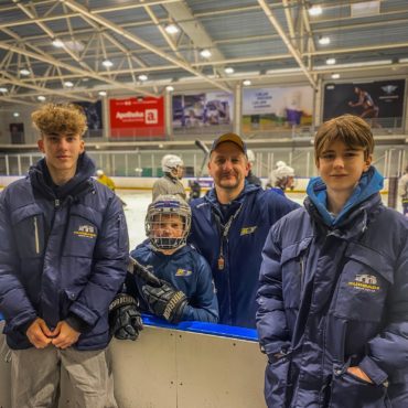 Šodien Hokeja skolā Kurbads ciemojās ēnas! 👀🏒