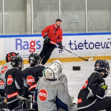 Papildus ierastajam treniņu procesam Hokeja skola Kurbads piesaista arī viestrenerus! 🏒